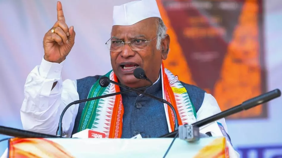 खड़गे बोले- युवा अपना रिपोर्ट कार्ड लेकर खड़ा है, PM आउट ऑफ रीच; जुमलों से नाकामी छिपाने का लगाया आरोप खड़गे बोले- युवा अपना रिपोर्ट कार्ड लेकर खड़ा है, PM आउट ऑफ रीच; जुमलों से नाकामी छिपाने का लगाया आरोप