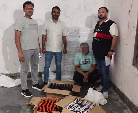 दिल्ली के जाफराबाद में अवैध शराब के गोदाम पर छापा, 1,576 क्वार्टर बरामद, आरोपी गिरफ्तार दिल्ली के जाफराबाद में अवैध शराब के गोदाम पर छापा, 1,576 क्वार्टर बरामद, आरोपी गिरफ्तार