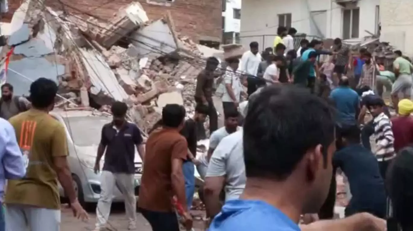 सत्य निकेतन में इमारत ढही, लोगों के दबे होने की आशंका सत्य निकेतन में इमारत ढही, लोगों के दबे होने की आशंका