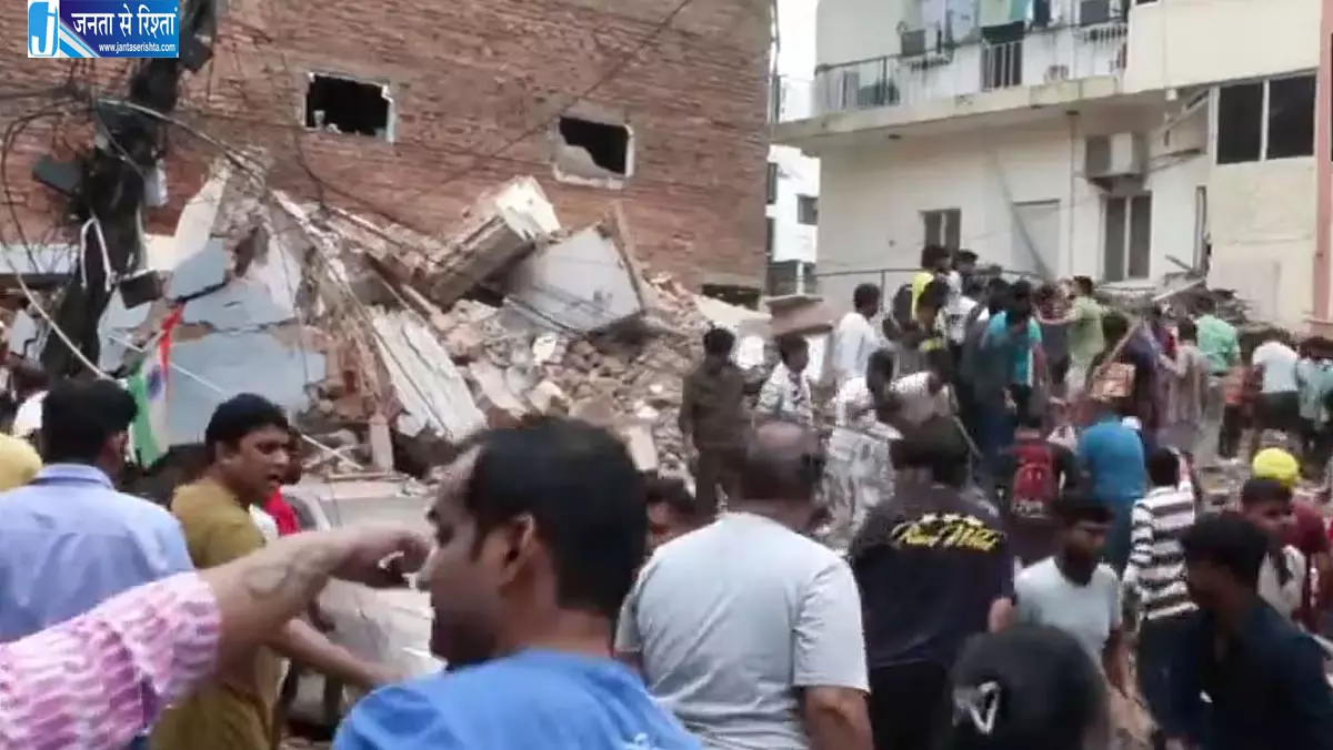 दिल्ली में इमारत गिरने से हड़कंप बचाव जारी दिल्ली में इमारत गिरने से हड़कंप बचाव जारी