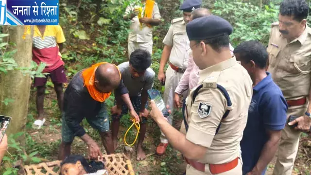 बांका में पेड़ से लटका मिला युवती का शव गांव में फैली सनसनी पुलिस जांच में जुटी बांका में पेड़ से लटका मिला युवती का शव गांव में फैली सनसनी पुलिस जांच में जुटी