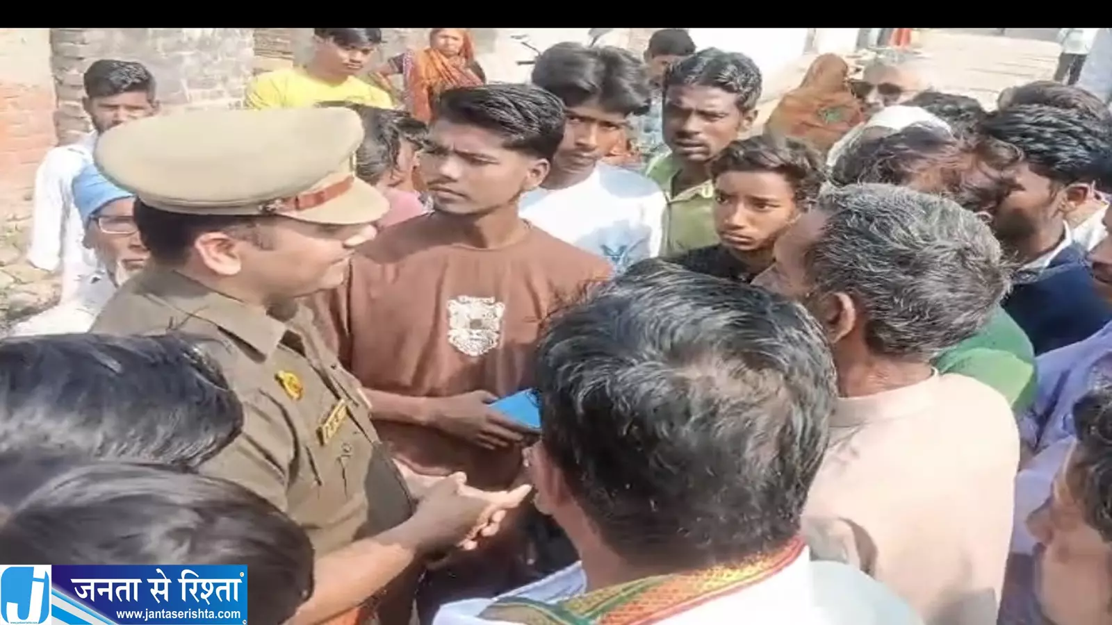 मासूम से शर्मनाक वारदात के बाद भड़का आक्रोश आरोपी के घर में तोड़फोड़ मासूम से शर्मनाक वारदात के बाद भड़का आक्रोश आरोपी के घर में तोड़फोड़