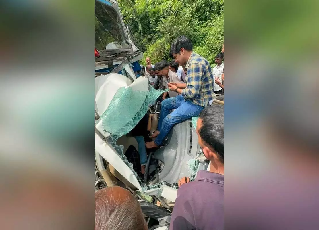 बेकाबू कंटेनर कार से टकराया; महिला की मौत, पांच घायल बेकाबू कंटेनर कार से टकराया; महिला की मौत, पांच घायल