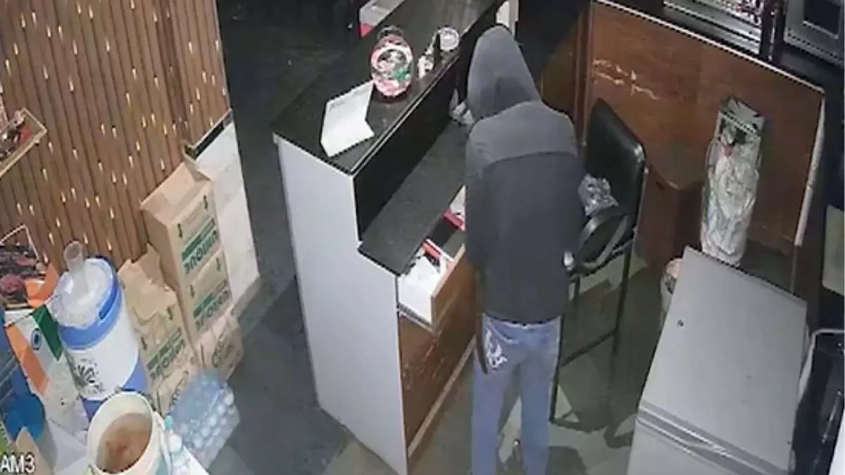 दोस्त की बर्थडे पार्टी के लिए चोरी, CCTV ने खोला पूरा राज दोस्त की बर्थडे पार्टी के लिए चोरी, CCTV ने खोला पूरा राज