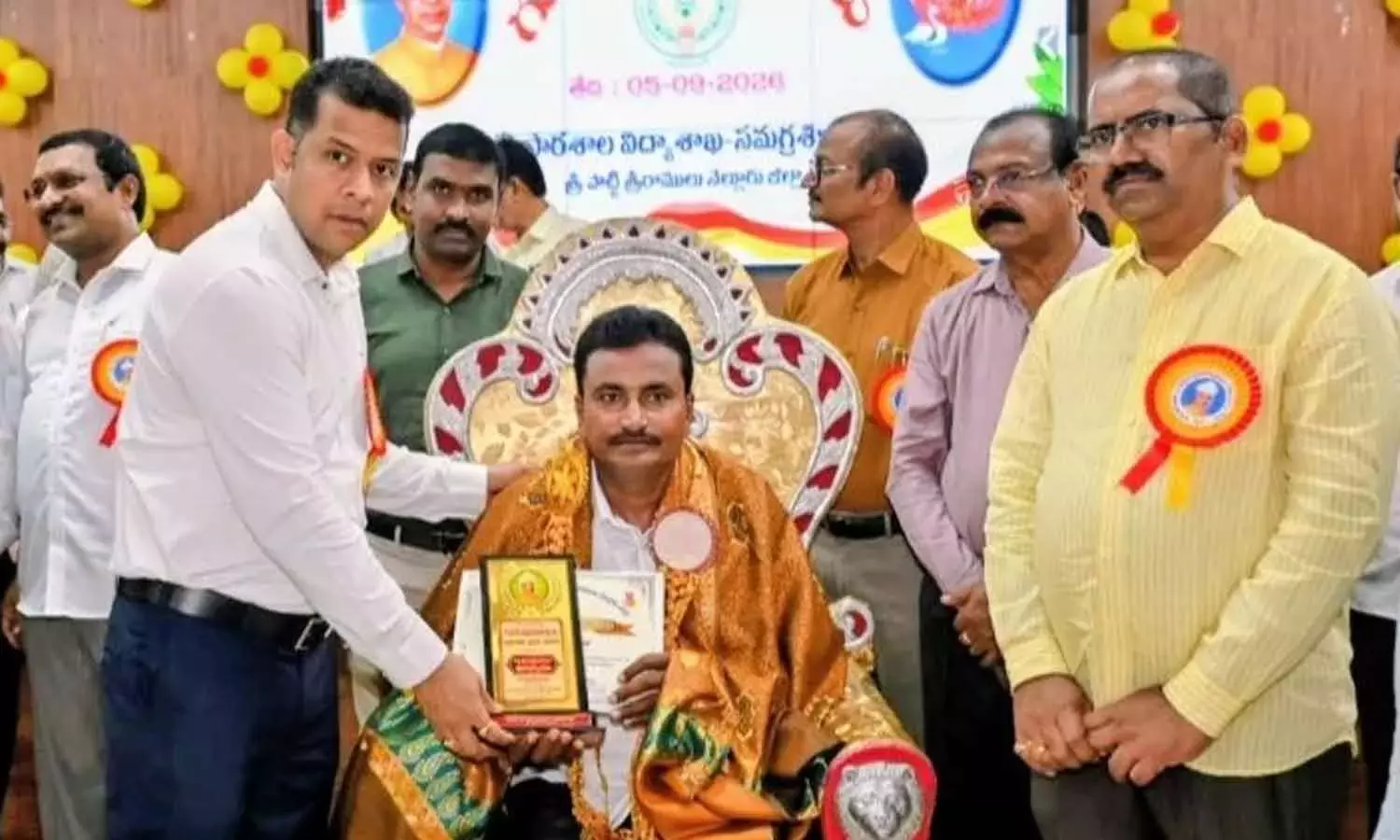 Andhra: समाज को आकार देने में शिक्षकों की बड़ी ज़िम्मेदारी है: कलेक्टर हिमांशु शुक्ला Andhra: समाज को आकार देने में शिक्षकों की बड़ी ज़िम्मेदारी है: कलेक्टर हिमांशु शुक्ला