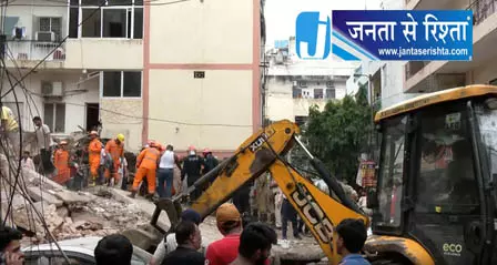 Delhi इमारत गिरने से मचा हड़कंप, कई लोग फंसे Delhi इमारत गिरने से मचा हड़कंप, कई लोग फंसे