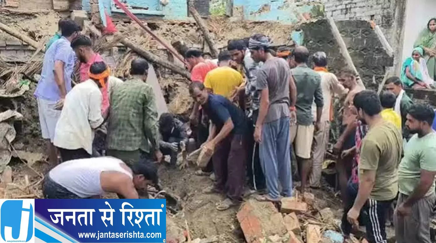 मकान के मलबे में दबा परिवार चार मौतों से पसरा मातम मकान के मलबे में दबा परिवार चार मौतों से पसरा मातम
