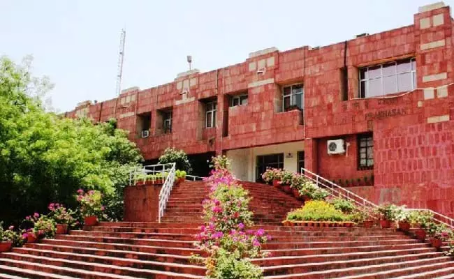 एक छात्रा की शिकायत के बाद कई आए सामने, प्रोफेसर पर लगे गंभीर आरोप एक छात्रा की शिकायत के बाद कई आए सामने, प्रोफेसर पर लगे गंभीर आरोप