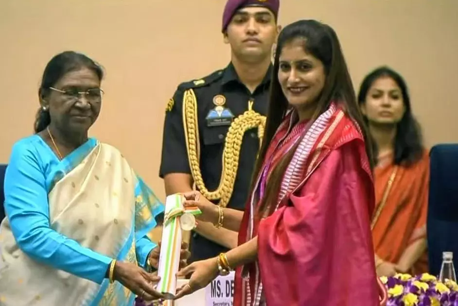 राष्ट्रपति ने शिक्षिका कुंडा को किया सम्मानित राष्ट्रपति ने शिक्षिका कुंडा को किया सम्मानित