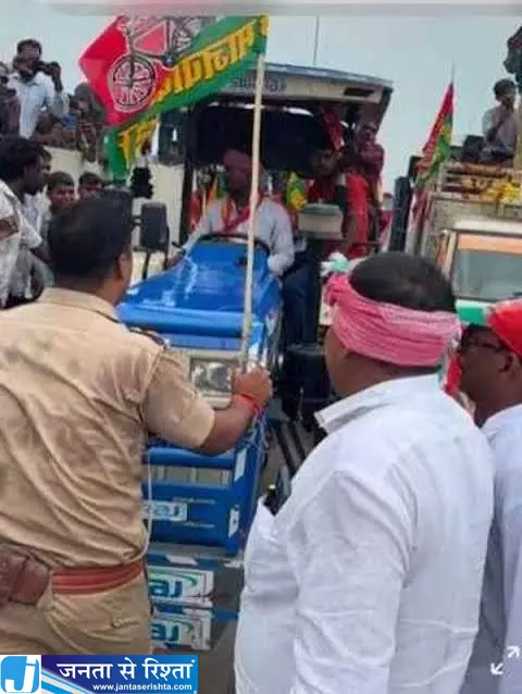 सपा नेता की रैली बनी परेशानी का कारण हाईवे पर लगा लंबा जाम सपा नेता की रैली बनी परेशानी का कारण हाईवे पर लगा लंबा जाम