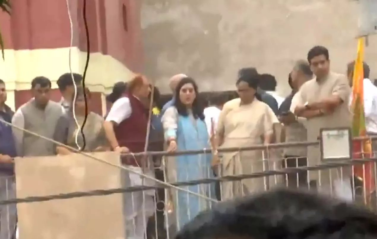 सत्य निकेतन हादसा: मलबे से 4 लोग निकाले गए, कई के फंसे होने की आशंका...मौके पर पहुंचीं CM रेखा सत्य निकेतन हादसा: मलबे से 4 लोग निकाले गए, कई के फंसे होने की आशंका...मौके पर पहुंचीं CM रेखा