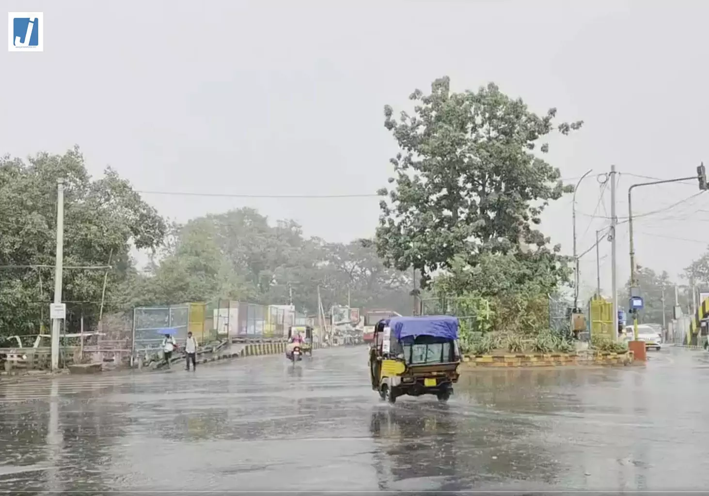 विजयवाड़ा में बारिश से मिली राहत उमस भरे मौसम से लोगों ने ली राहत की सांस विजयवाड़ा में बारिश से मिली राहत उमस भरे मौसम से लोगों ने ली राहत की सांस