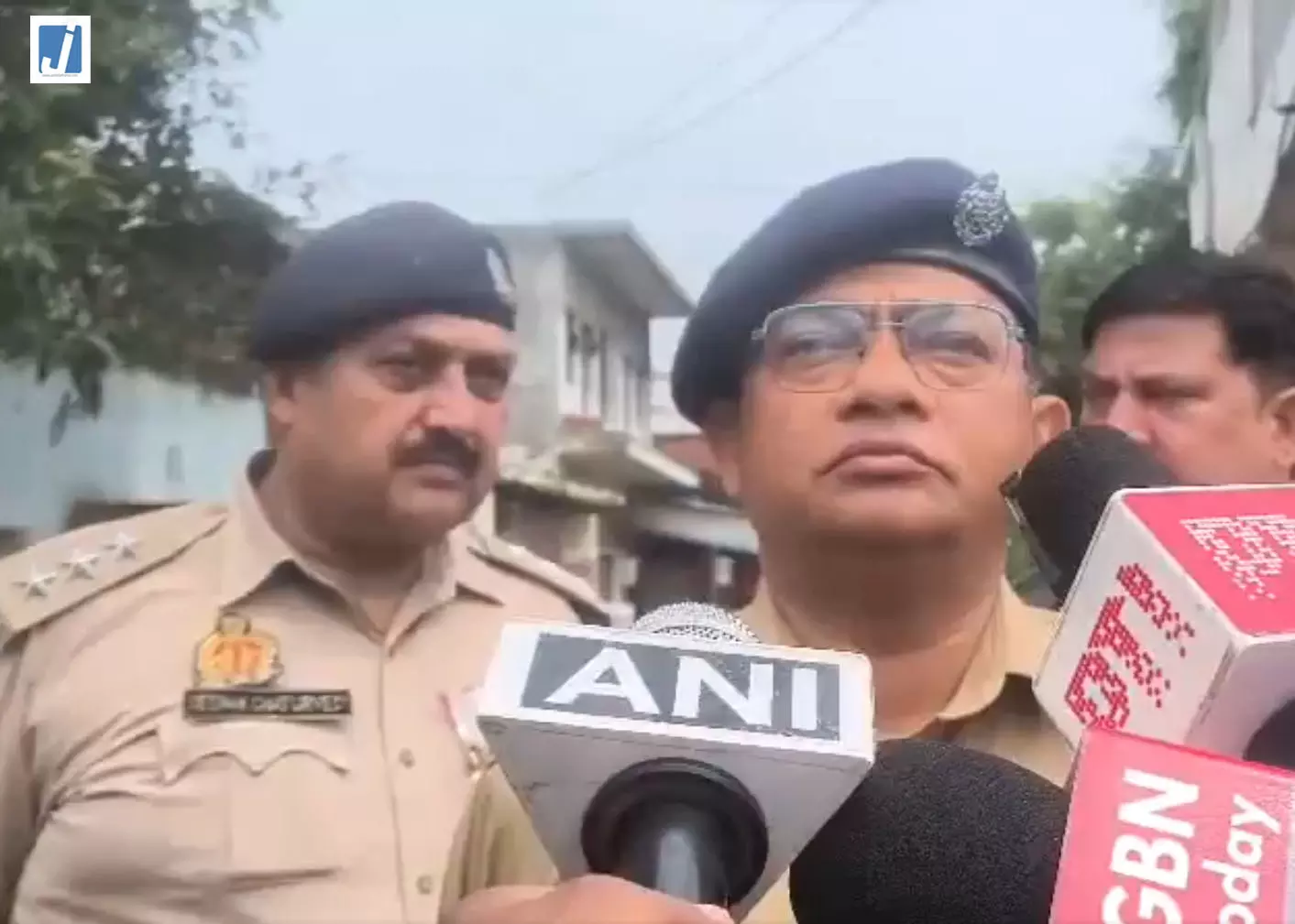 हापुड़ फायरिंग मामले में एक की मौत 6 आरोपी गिरफ्तार ASP ने दी जानकारी हापुड़ फायरिंग मामले में एक की मौत 6 आरोपी गिरफ्तार ASP ने दी जानकारी