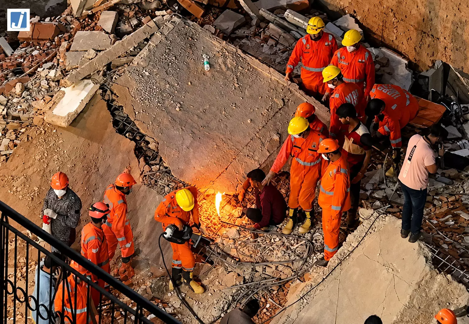 UPDATE: सत्य निकेतन इमारत हादसे में दो लोगों की मौत, NDRF समेत कई टीमें रेस्क्यू में जुटीं UPDATE: सत्य निकेतन इमारत हादसे में दो लोगों की मौत, NDRF समेत कई टीमें रेस्क्यू में जुटीं