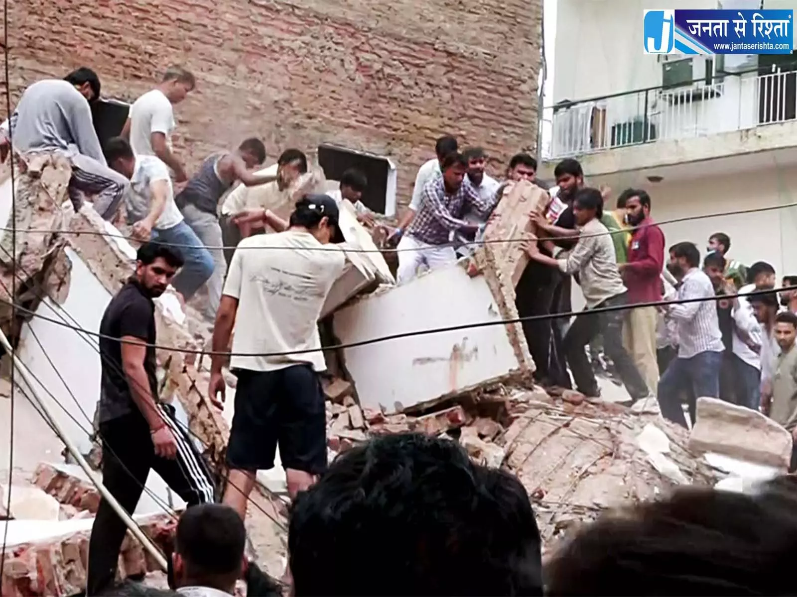 दिल्ली बिल्डिंग हादसे पर AAP ने घेरा प्रशासन लापरवाही का लगाया आरोप दिल्ली बिल्डिंग हादसे पर AAP ने घेरा प्रशासन लापरवाही का लगाया आरोप