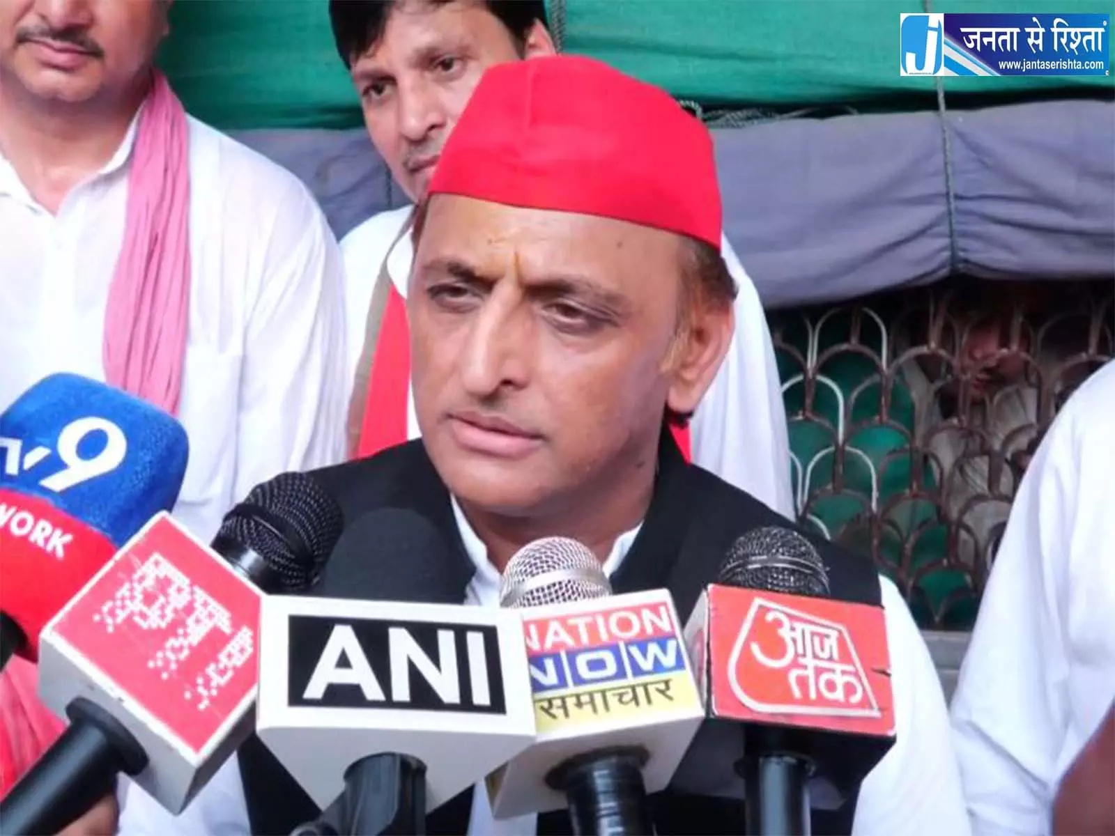 आर्थिक दावों और बेरोजगारी को लेकर अखिलेश ने सरकार को घेरा आर्थिक दावों और बेरोजगारी को लेकर अखिलेश ने सरकार को घेरा