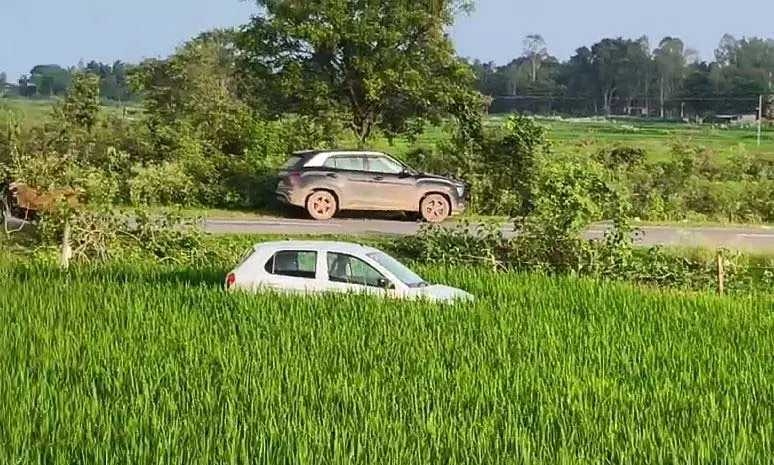 तेज रफ्तार कार का कहर, बच्चों को टक्कर मार खेत में घुसी गाड़ी तेज रफ्तार कार का कहर, बच्चों को टक्कर मार खेत में घुसी गाड़ी