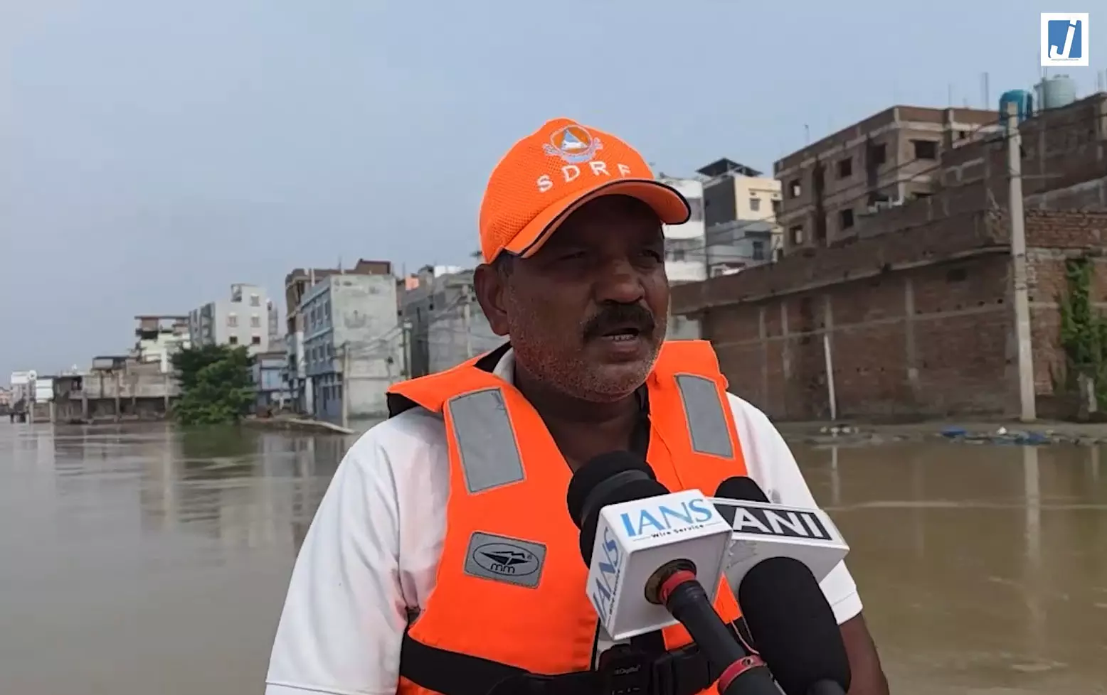 गंगा खतरे के निशान के पार बाढ़ के बिगड़े हालात SDRF की 6 नावें तैनात गंगा खतरे के निशान के पार बाढ़ के बिगड़े हालात SDRF की 6 नावें तैनात