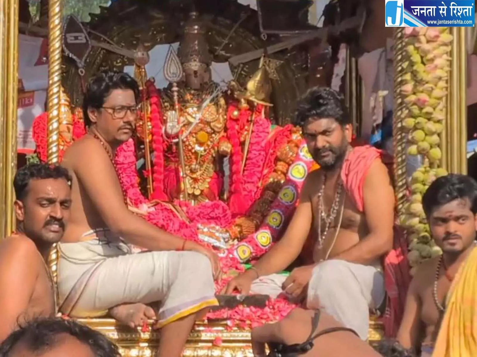 अवनी महोत्सव में दिखा भगवान शनमुगार का दिव्य ‘रेड साथी’ स्वरूप अवनी महोत्सव में दिखा भगवान शनमुगार का दिव्य ‘रेड साथी’ स्वरूप