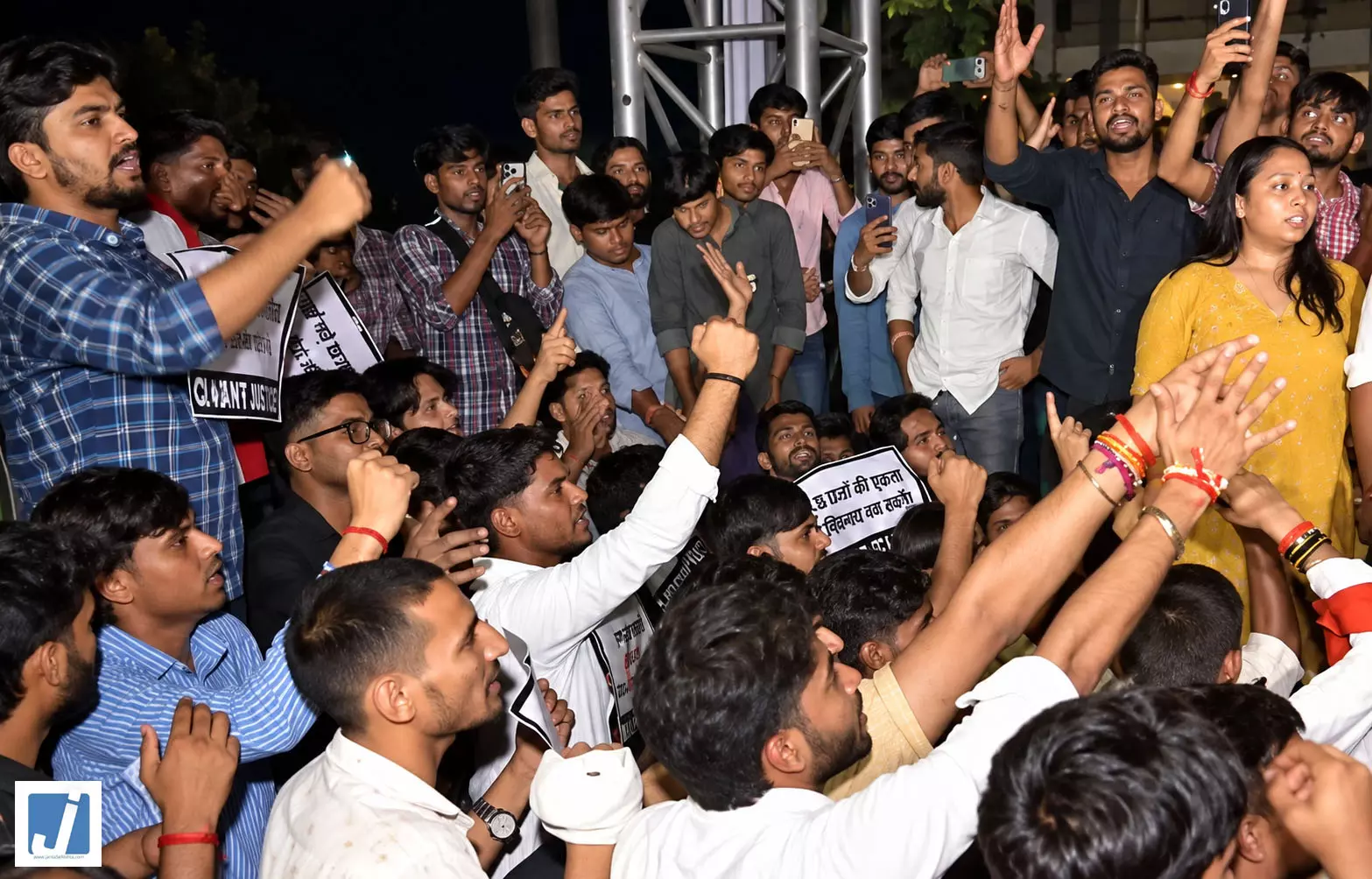 सत्य निकेतन हादसे पर ABVP का प्रदर्शन MCD कमिश्नर के इस्तीफे की मांग सत्य निकेतन हादसे पर ABVP का प्रदर्शन MCD कमिश्नर के इस्तीफे की मांग
