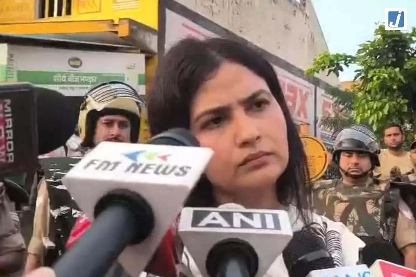 गोलीबारी में दीपक की मौत, परिवार ने मांगी आर्थिक मदद DM ने दिया हरसंभव सहायता गोलीबारी में दीपक की मौत, परिवार ने मांगी आर्थिक मदद DM ने दिया हरसंभव सहायता