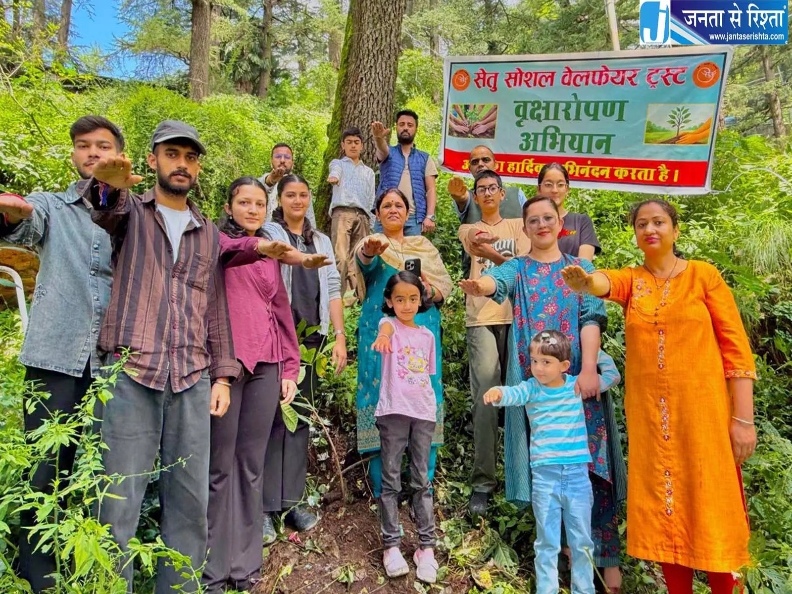 पौधरोपण से पर्यावरण बचाने की पहल परिवारों को अभियान से जोड़ा पौधरोपण से पर्यावरण बचाने की पहल परिवारों को अभियान से जोड़ा