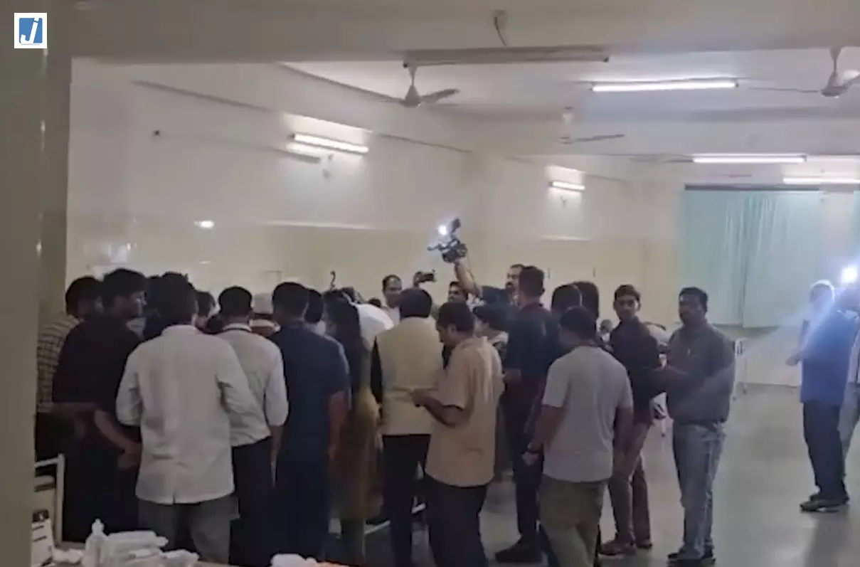 जहरीली शराब कांड के बाद अस्पताल पहुंचे डिप्टी CM जहरीली शराब कांड के बाद अस्पताल पहुंचे डिप्टी CM