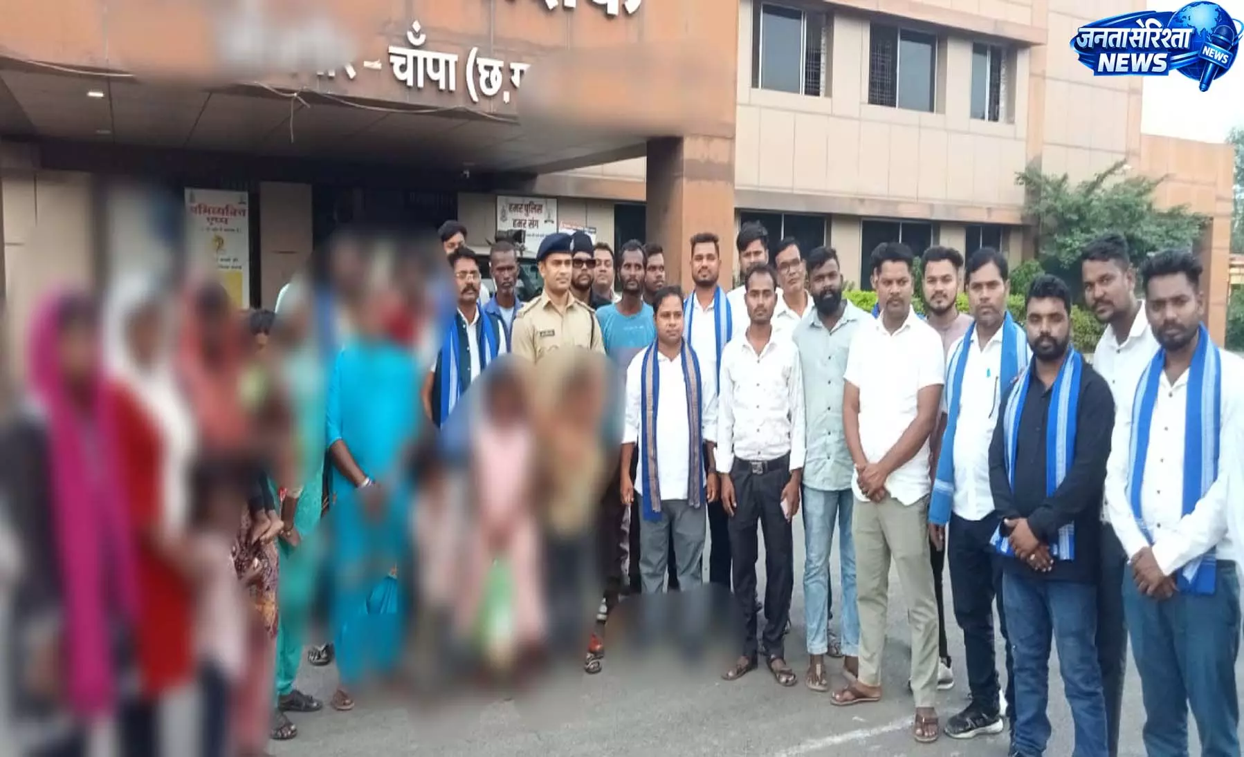 पुलवामा से 4 मजदूर परिवारों की घर वापसी 16 सदस्यों को सकुशल लाया गया पुलवामा से 4 मजदूर परिवारों की घर वापसी 16 सदस्यों को सकुशल लाया गया