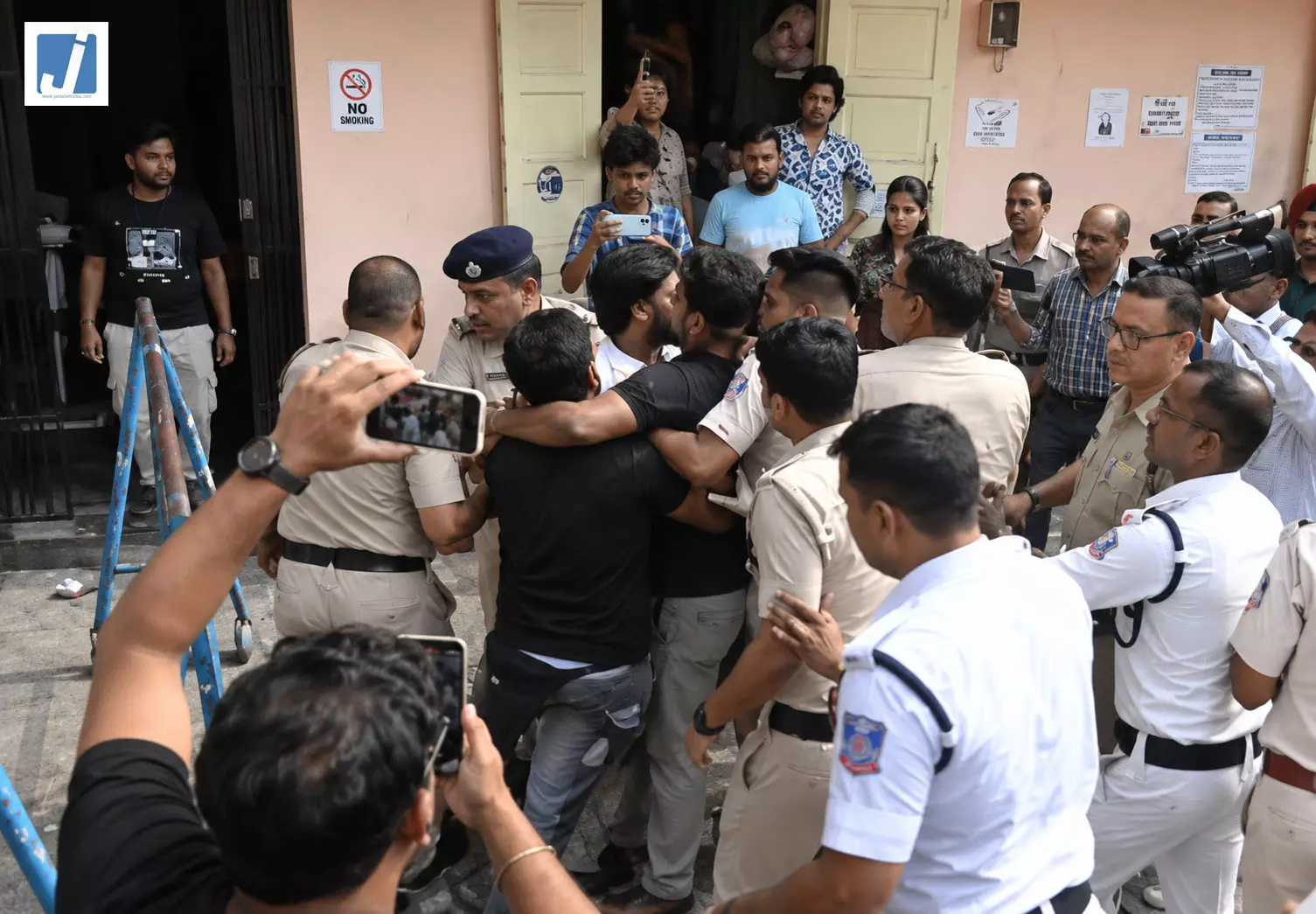 जमीन फर्जीवाड़ा मामले में TMC नेता काजल घोष गिरफ्तार जमीन फर्जीवाड़ा मामले में TMC नेता काजल घोष गिरफ्तार