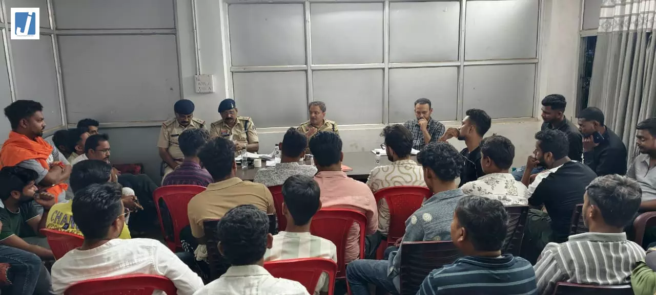 गणेशोत्सव को लेकर पुलिस-प्रशासन अलर्ट 20 समितियों को दिए सख्त निर्देश गणेशोत्सव को लेकर पुलिस-प्रशासन अलर्ट 20 समितियों को दिए सख्त निर्देश