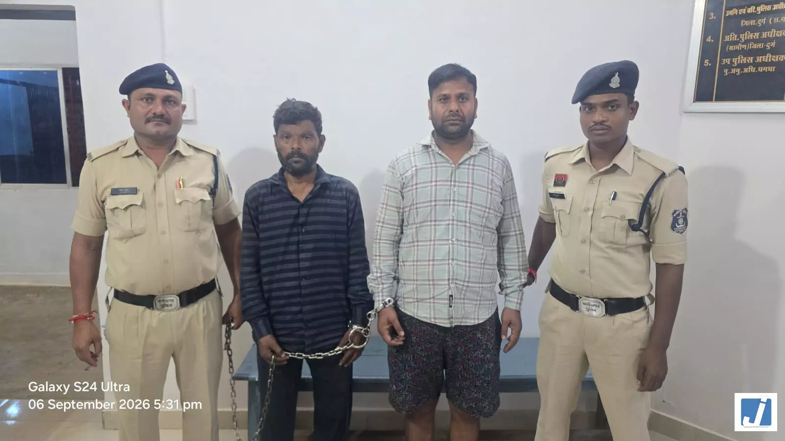 तिरपाल के नीचे ठूंस रखे थे 15 मवेशी कत्लखाने ले जाने का दावा, दो आरोपी गिरफ्तार तिरपाल के नीचे ठूंस रखे थे 15 मवेशी कत्लखाने ले जाने का दावा, दो आरोपी गिरफ्तार