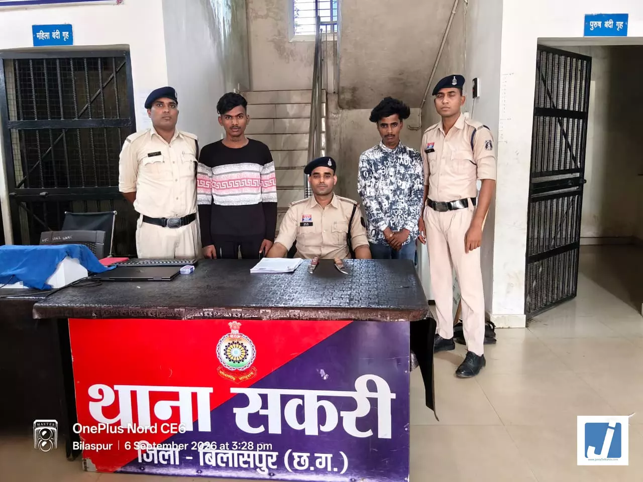 Instagram पर चाकू लहराकर डांस पड़ा भारी दो युवक पहुंचे जेल Instagram पर चाकू लहराकर डांस पड़ा भारी दो युवक पहुंचे जेल