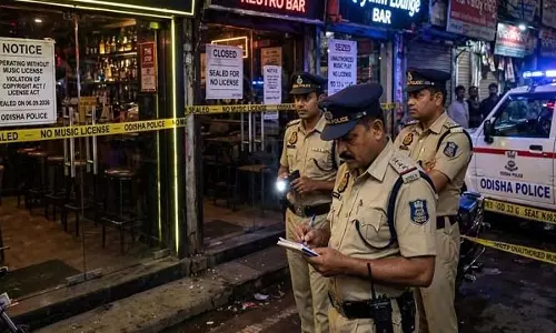 बिना लाइसेंस के संगीत बजाने पर पुलिस ने तीन बार पर छापेमारी की