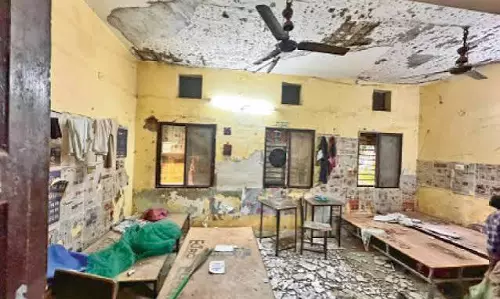 15 वर्षीय किशोर की छत का प्लास्टर गिरने से गई जान 15 वर्षीय किशोर की छत का प्लास्टर गिरने से गई जान
