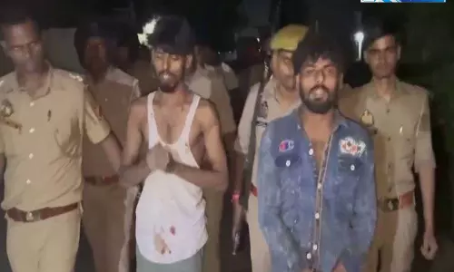 पुलिस की गाड़ी पर बरसाए पत्थर दो युवक गिरफ्तार
