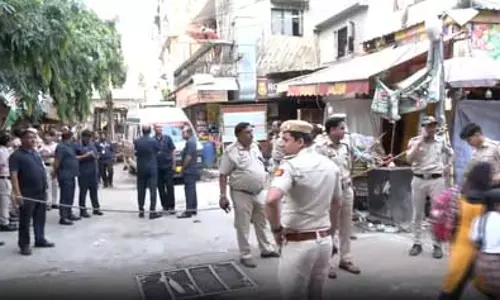 सत्य निकेतन हादसा: दिल्ली सीएम रेखा गुप्ता ने किया घटनास्थल का दौरा, मंत्री सिरसा बोले- तय की जाएगी जवाबदेही
