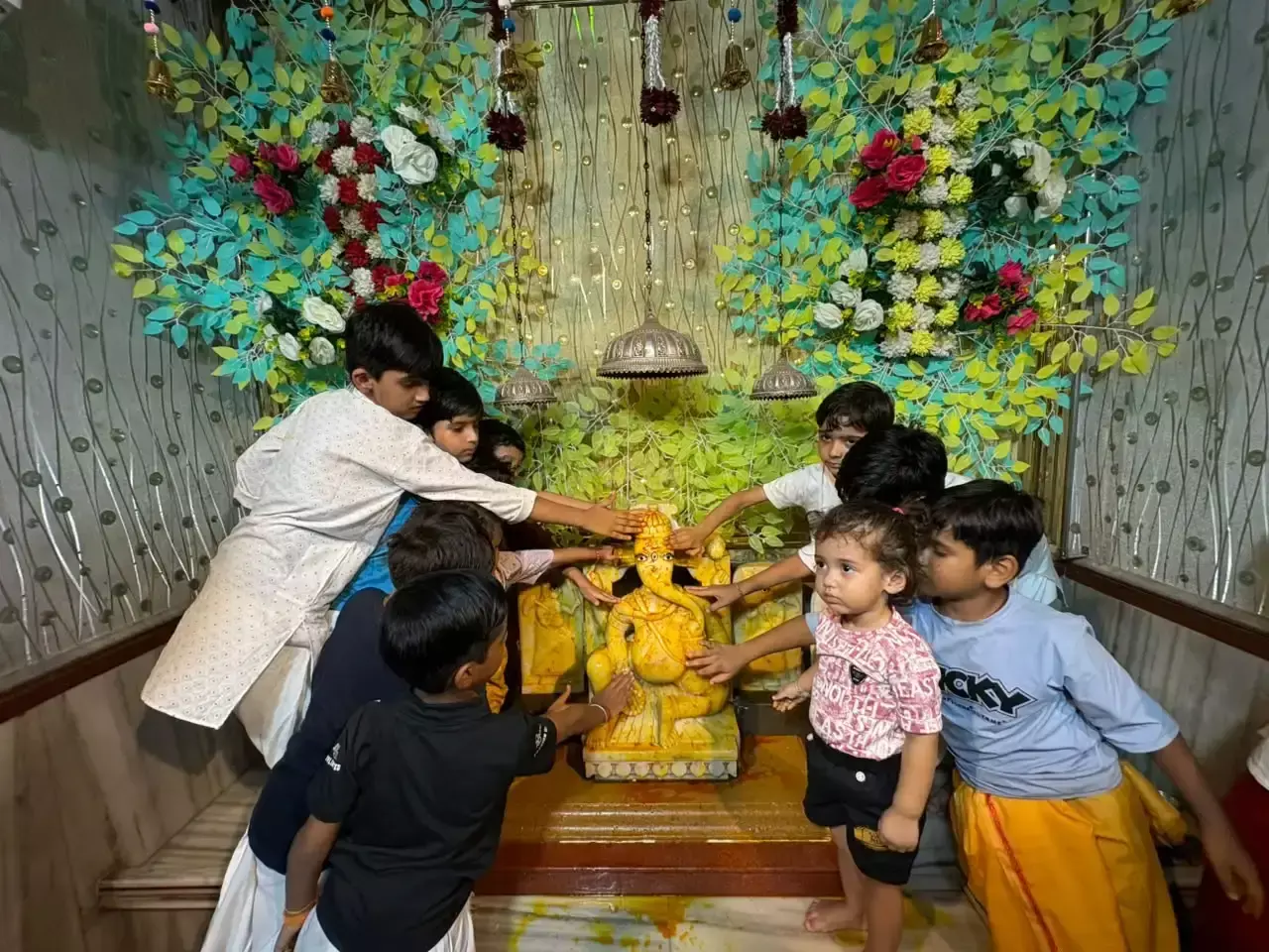 Bikaner: बाल भक्तों ने श्रद्धा और भक्ति से किया गजानन का अभिषेक