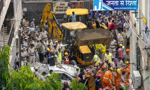 Delhi सत्य निकेतन इमारत हादसा: बेसमेंट में पानी भरने के बाद हो रही थी मरम्मत
