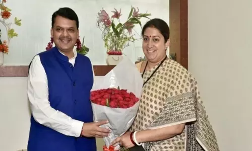 फडणवीस को देखकर गर्व होता है स्मृति ईरानी