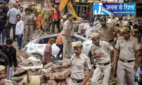 सत्य निकेतन हादसा: अमित शाह ने दिल्ली CM और अधिकारियों से की बात सत्य निकेतन हादसा: अमित शाह ने दिल्ली CM और अधिकारियों से की बात