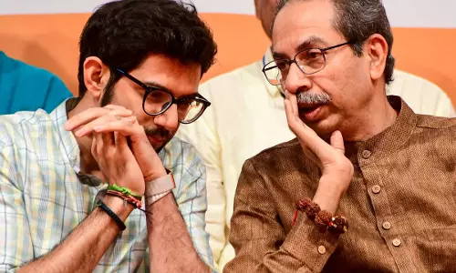 उद्धव गुट में बड़ी टूट के आसार आधे से ज्यादा विधायक संपर्क में उद्धव गुट में बड़ी टूट के आसार आधे से ज्यादा विधायक संपर्क में
