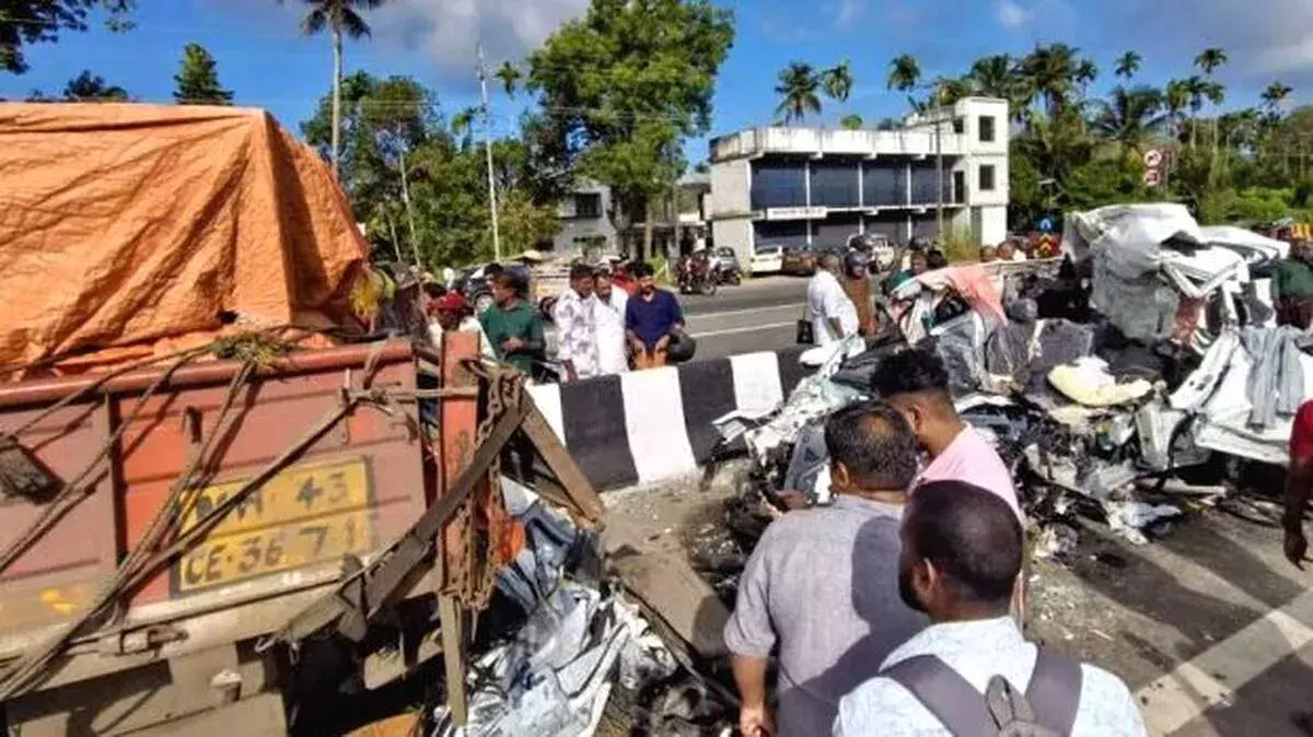 लापरवाही या ओवरस्पीड: कैपामंगलम हादसे के कारणों पर उठे सवाल लापरवाही या ओवरस्पीड: कैपामंगलम हादसे के कारणों पर उठे सवाल