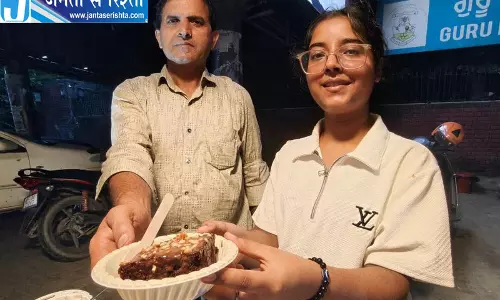 11वीं के छात्र का जज्बा, पढ़ाई के साथ रात में संभालता है बेकरी कार्ट 11वीं के छात्र का जज्बा, पढ़ाई के साथ रात में संभालता है बेकरी कार्ट