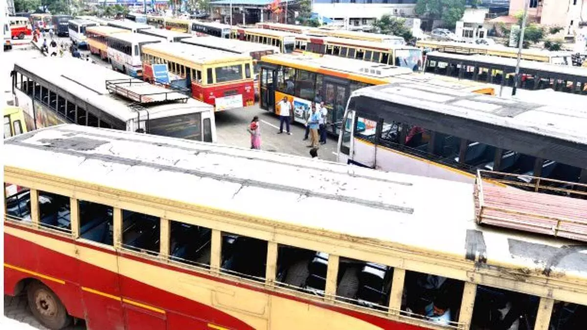 KSRTC का बड़ा कदम: IIM निदेशक को सौंपा गया MoU