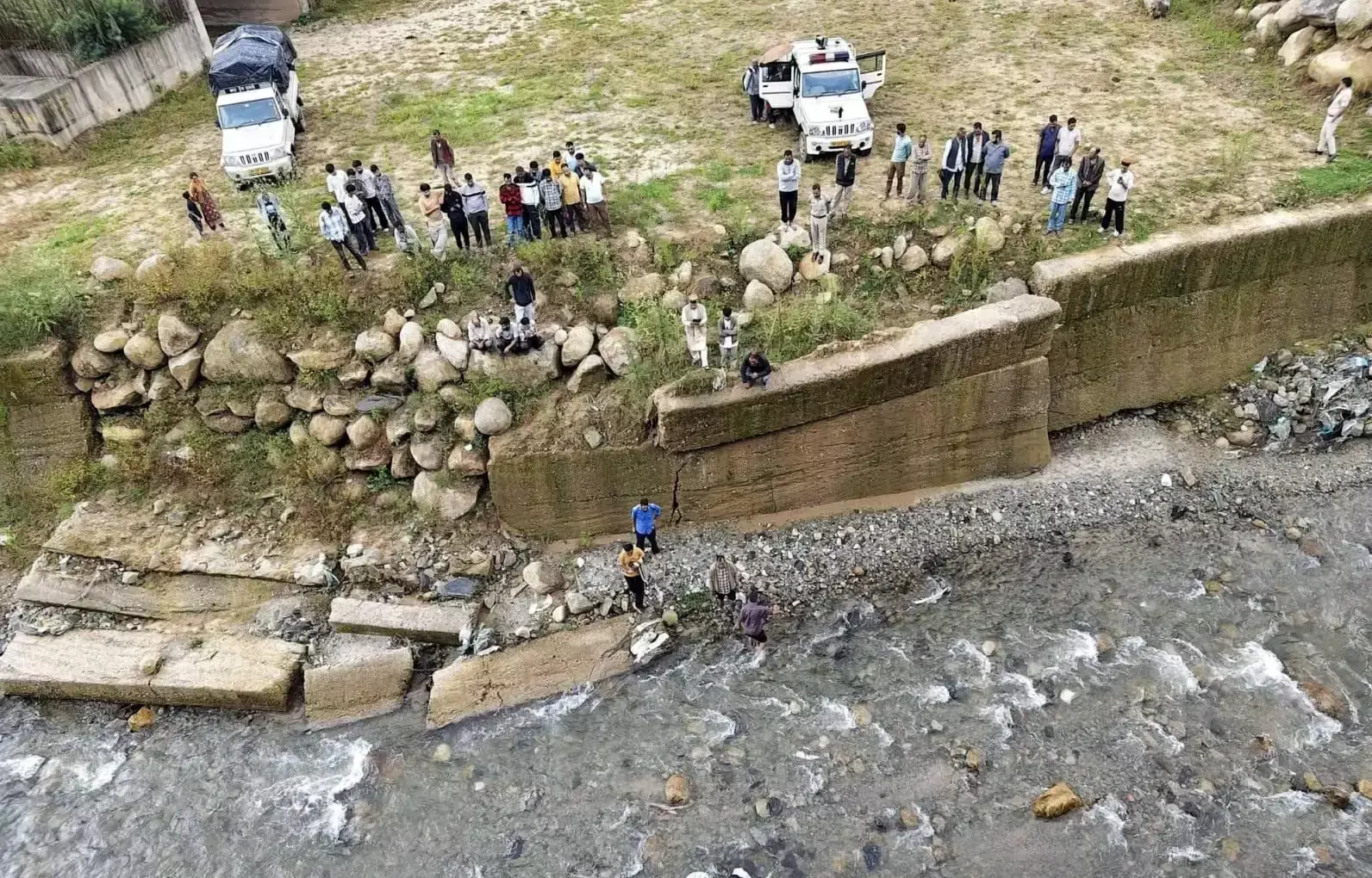 Mandi: मंडी की थुनाग खड्ड में हादसा, बहने से व्यक्ति की मौत Mandi: मंडी की थुनाग खड्ड में हादसा, बहने से व्यक्ति की मौत