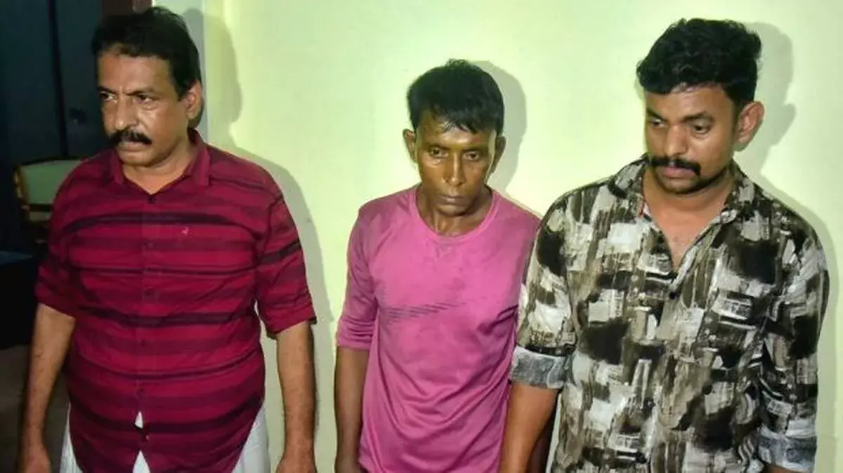 केरल में मंदिर चोर गिरोह के 3 सदस्य गिरफ्तार, ऑनलाइन टैक्सी जब्त केरल में मंदिर चोर गिरोह के 3 सदस्य गिरफ्तार, ऑनलाइन टैक्सी जब्त