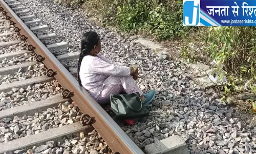 पटरी पर बैठी महिला की दर्दनाक मौत पटरी पर बैठी महिला की दर्दनाक मौत