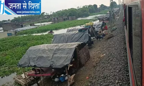 गंगा का पानी घरों तक पहुंचा रेल ट्रैक बना सहारा गंगा का पानी घरों तक पहुंचा रेल ट्रैक बना सहारा
