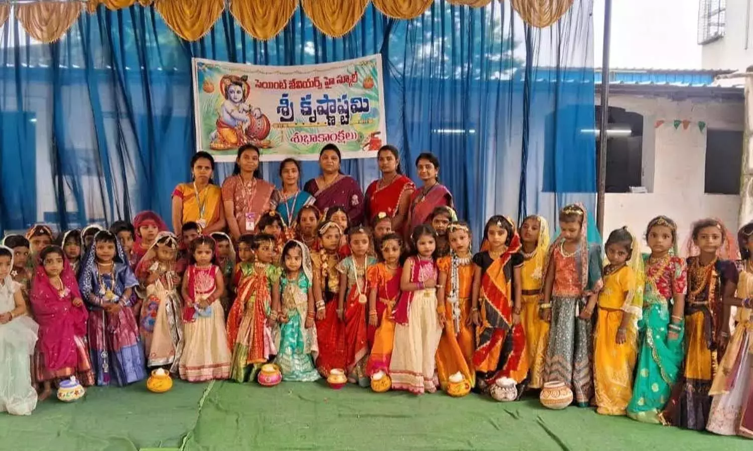 कृष्ण जन्माष्टमी के जश्न ने छात्रों को मंत्रमुग्ध कर दिया कृष्ण जन्माष्टमी के जश्न ने छात्रों को मंत्रमुग्ध कर दिया