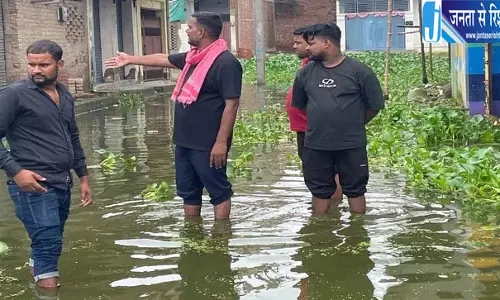 मंत्री के वार्ड में दो हफ्ते से जलभराव लोग परेशान मंत्री के वार्ड में दो हफ्ते से जलभराव लोग परेशान